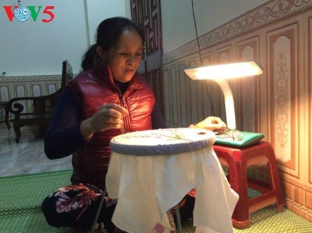Рассказ о деревне вышивального ремесла Куатдонг ханойского пригородного уезда Тхыонгтин - ảnh 3